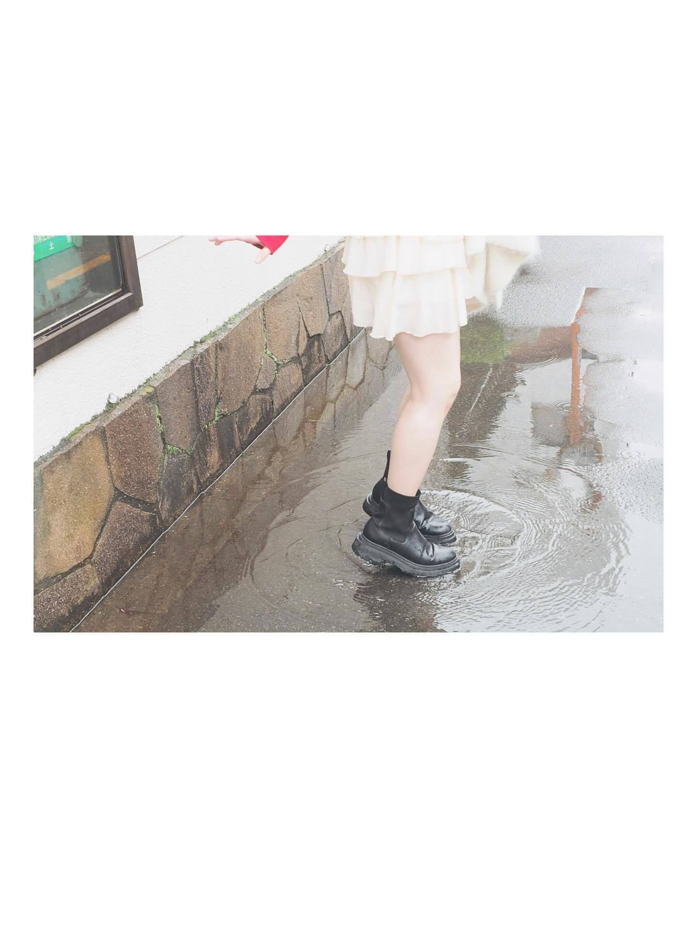 今泉佑唯「もうそろそろ梅雨入りかな☺︎水たまりだーいすき☺︎」