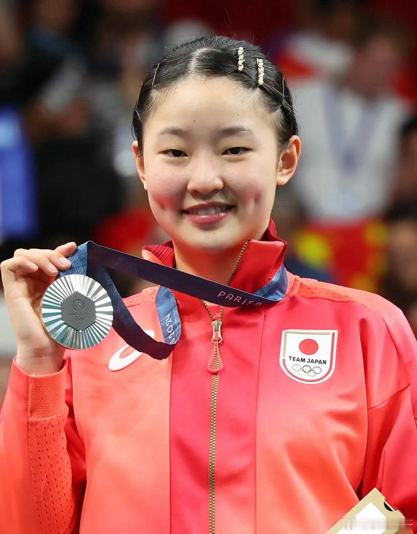 张本美和说中国的面太好吃了，很正常。她生在日本长在日本，那里是她的家，她的国。张本一家一直表现是爱国