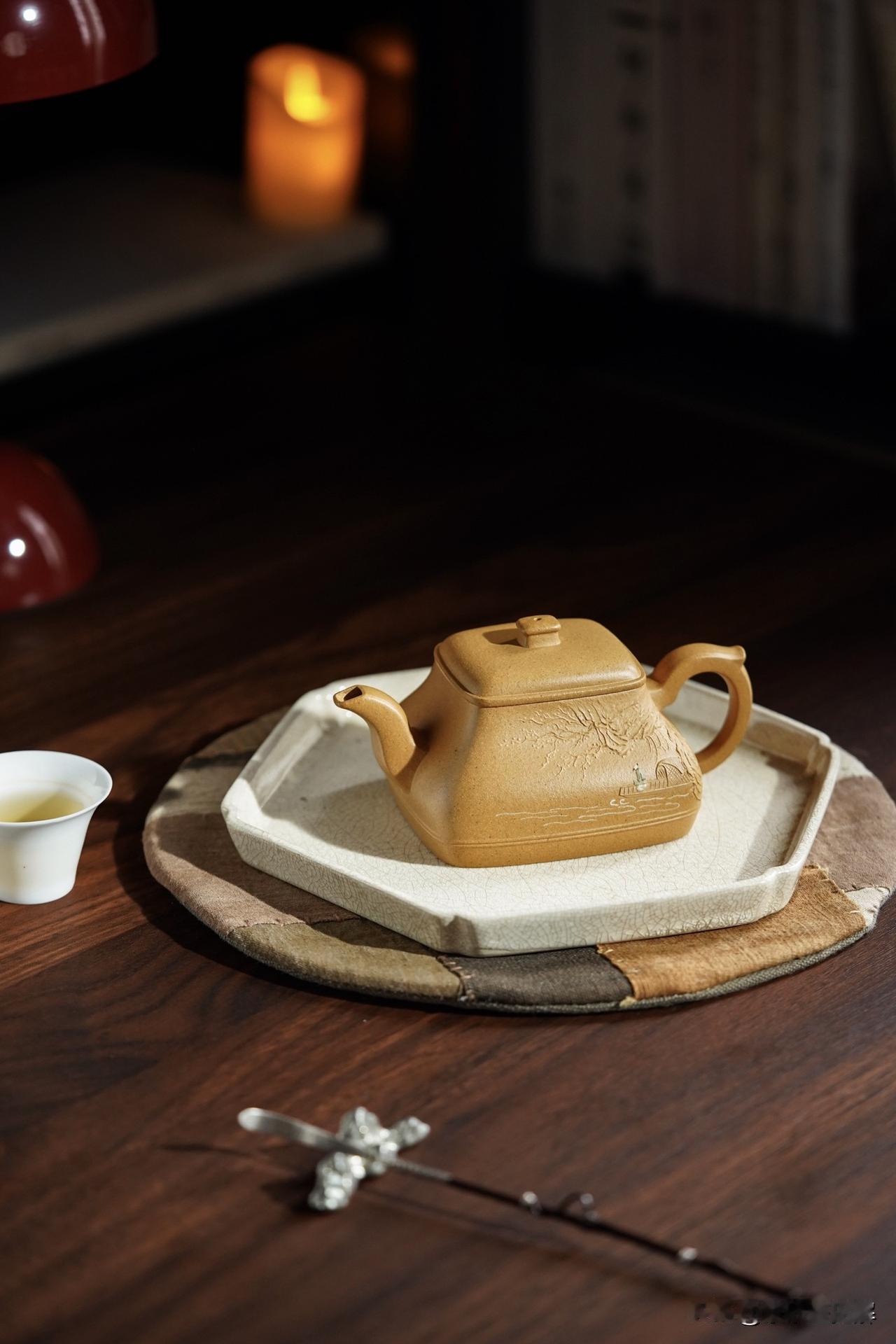 紫砂壶不合适泡绿茶，泡绿茶还是玻璃杯好！纠正：天下泡茶之利器唯有紫砂壶，用紫砂