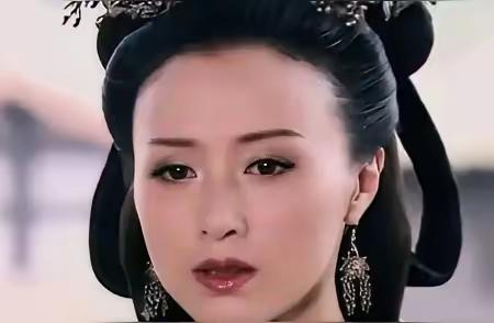 公元前204年，薄姬发现自己怀孕后感到恐惧，她立即来到吕雉的寝宫，胆怯地说道：“