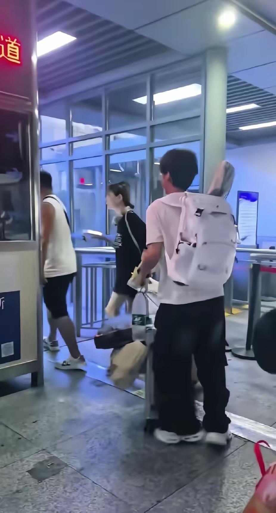 一网友上大学的儿子，独自拉着行李箱头也没回就检票进站了，妈妈刚有些失落时，儿子发