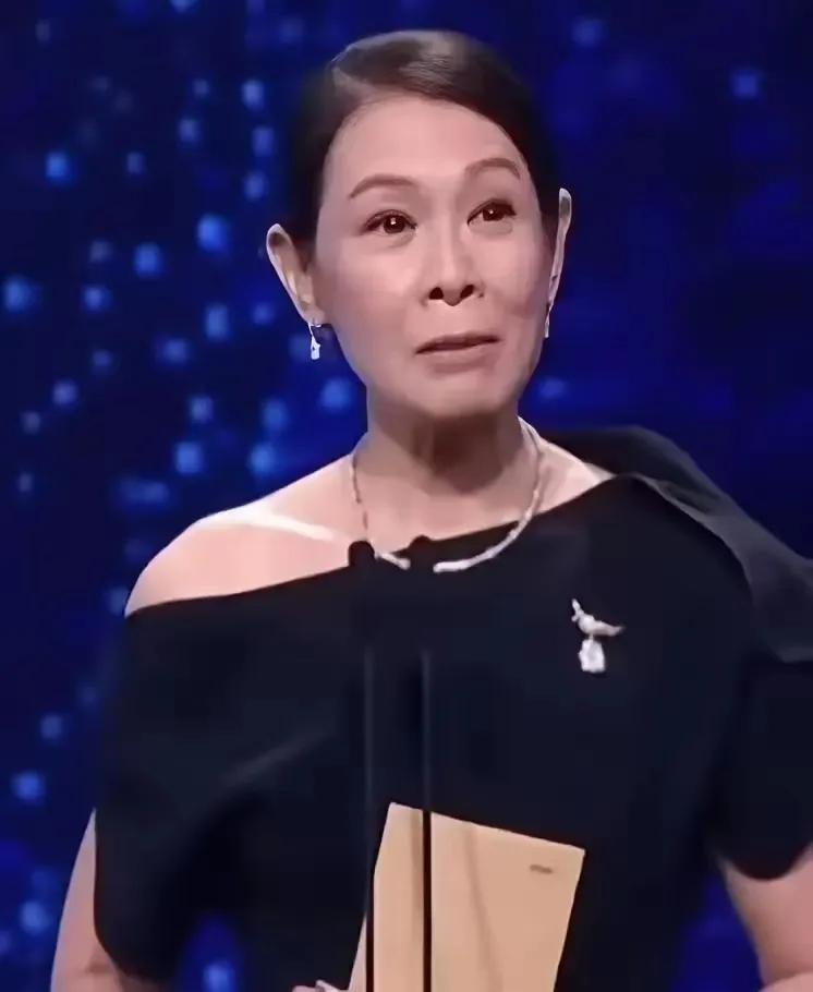 56岁的刘若英，2025年底，她曾在节目里聊开了高龄生育的事。41岁才结婚，婚后