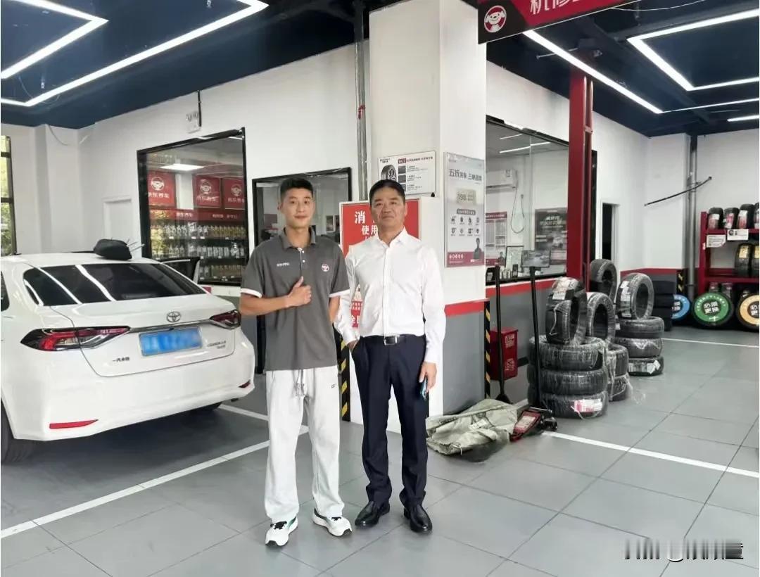 今天，刘强东回到宿迁，马不停蹄地前往京东开设的线下店视察，他去了城市旗舰店、京东