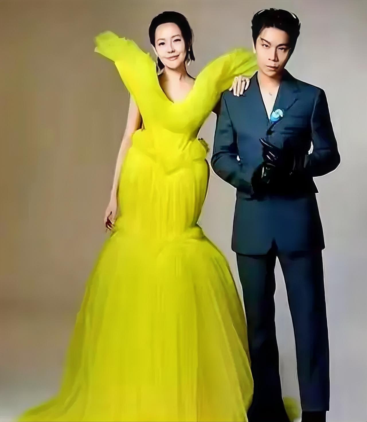 小S这衣服够抢眼的了，像柠檬🍋成了精[笑着哭][吐舌头眯眼睛笑]……，估计还踩了高跷，因此