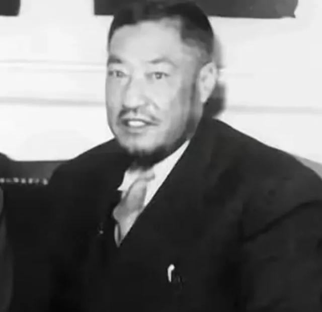 1949年，马步芳包了3架飞机，带着200多名家眷前往沙特。出发前，他得意地说，