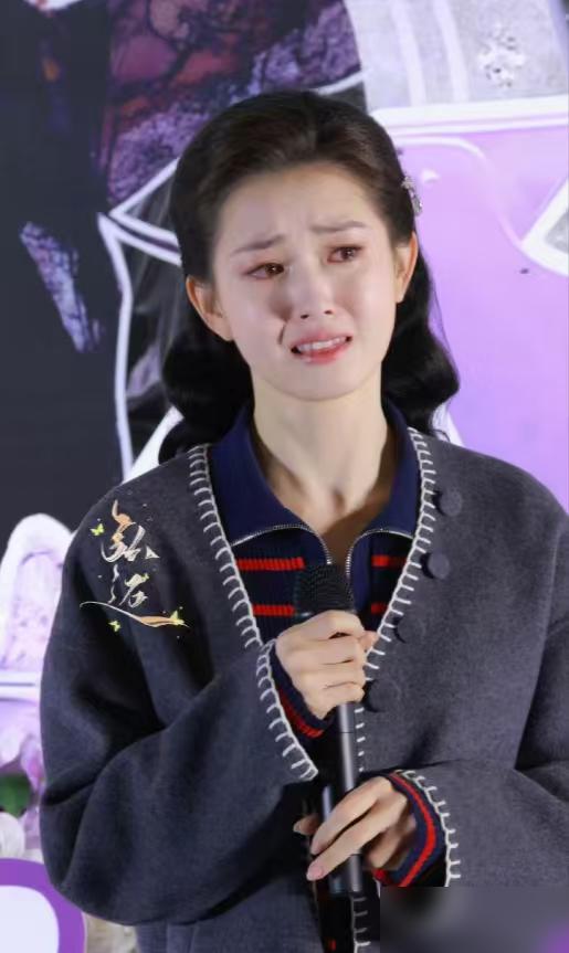 “短剧女王”郭雨欣哭了，一天曾赚5万，如今收粉丝一封信就泪崩。背后不是耍大牌，是