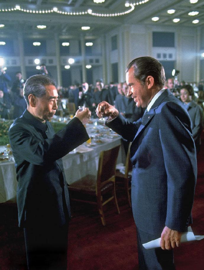 1972年2月25日周恩来和尼克松在晚宴上干杯。日后尼克松在回忆录中曾写道：“