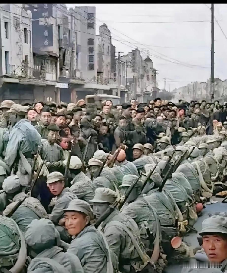这是1949年人民解放军进入南京之后的画面，看看当年我们的军队，军纪是相当严明的