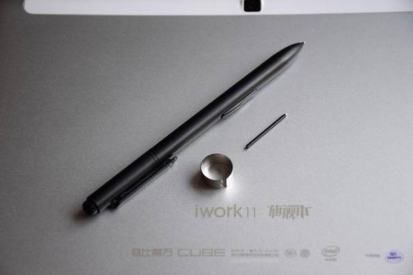 前言: 手机大屏化的趋势,给平板市场带来了很大的冲击,近几年随着英特尔凌动处理器的发展,二合一平板开始受到更多用户的关注,如今已然成为各大厂商占据市场份额的不二法宝。但是,千篇一律的芯片方案,以及颇为相同的外形设计,却让品牌之间的产品差异变得越来越小,如何在差异化上做文章,是平板厂商们必须面对的问题,而最为关键的因素就是要在功能上不断的深挖和拓展。 酷比魔方日前新推的iwork11旗舰本,首发搭载X5-Z8300(后续会升级到Z8350)凌动处理器,采用了4G内存和64G闪存的主流组合,同时配备了10.