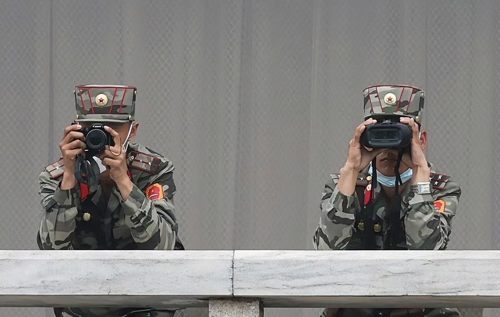 不可思议！韩国士兵向朝鲜方向发射机关枪子弹。刚刚，韩国军方向外界通报称，一名韩国
