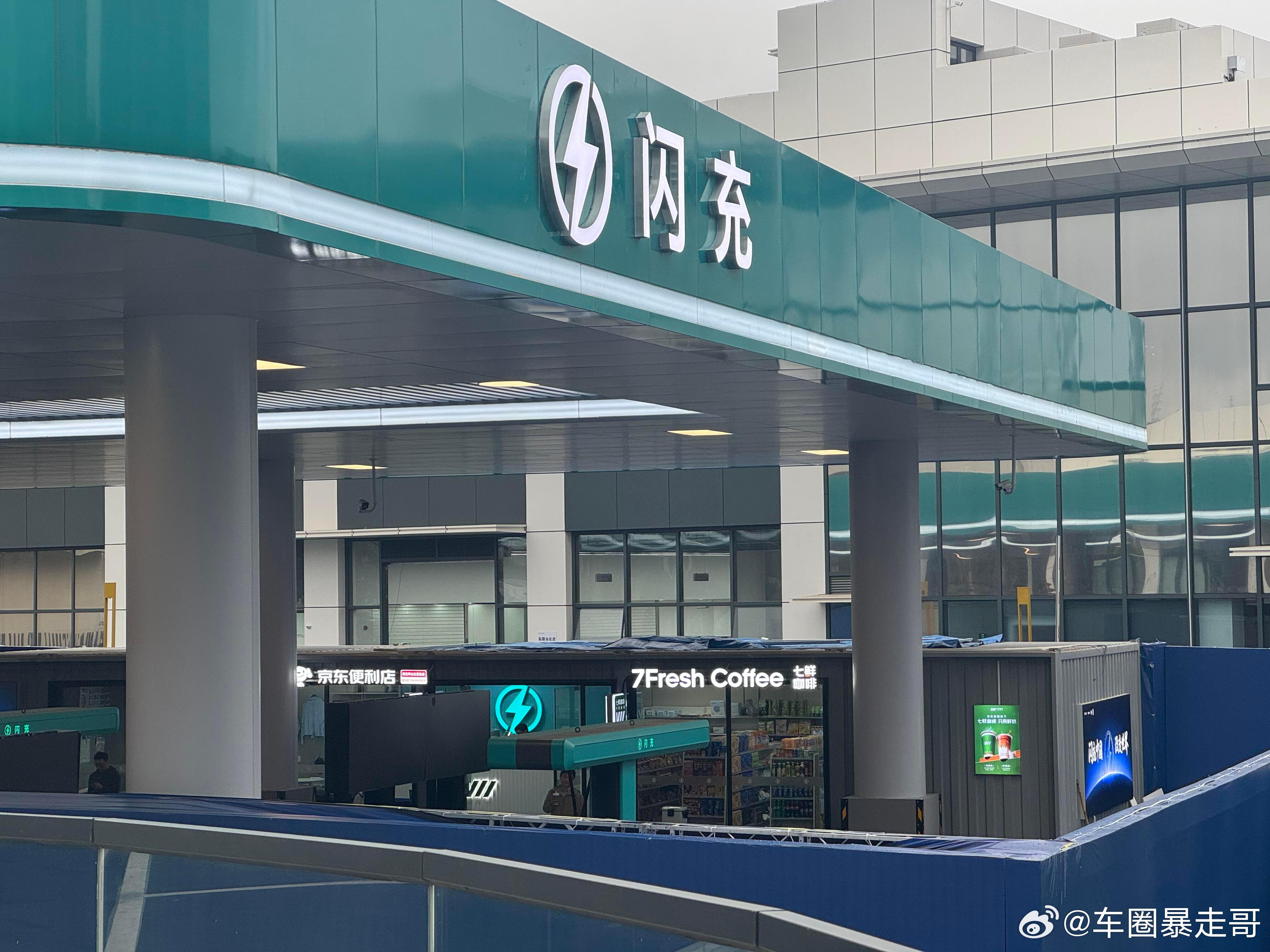 大v聊车比亚迪的大日子，核心技术之一的闪充站今天已经开始带团参观了。