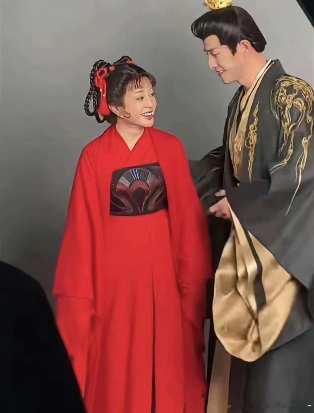 已经75岁的刘晓庆依然选择在短剧中饰演18岁少女​