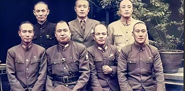 1975年4月，老蒋病逝，在香港隐居26年的关麟征赴台吊唁，到达现场后情难自已，