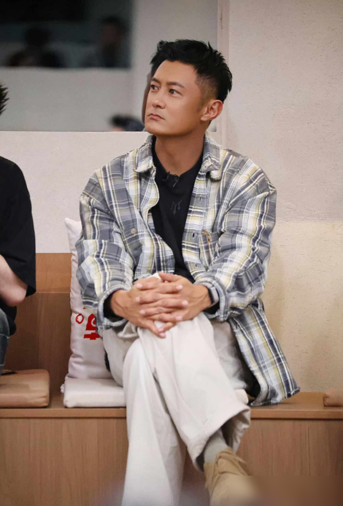 余文乐在《披荆斩棘》二公拿了个倒数第一，脸直接黑了。但这怨不了别人。他当队长选人时截胡，硬把曹骏抢过