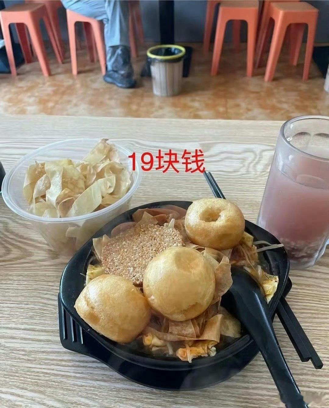左边是妈妈煮的右边是男朋友打包的是你的话，你会选择哪一款当做午饭