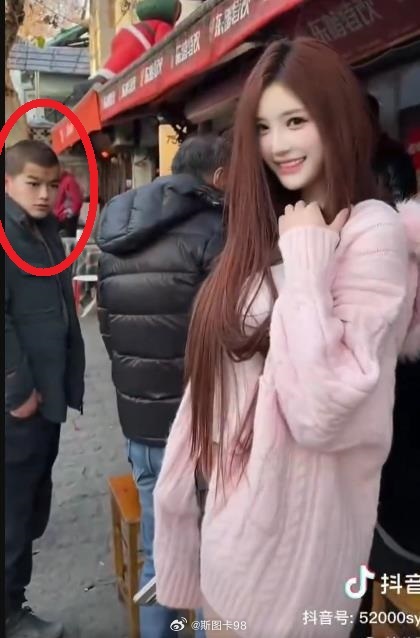 旁边的大叔，暴露了所谓美女用美颜开到夸张~抖音能不能管下，这些美颜网红啊