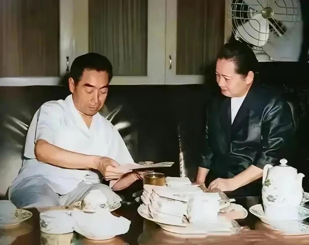 1950年代，周恩来总理在上海视察期间专程前往淮海路1843号探望宋庆龄。照片中
