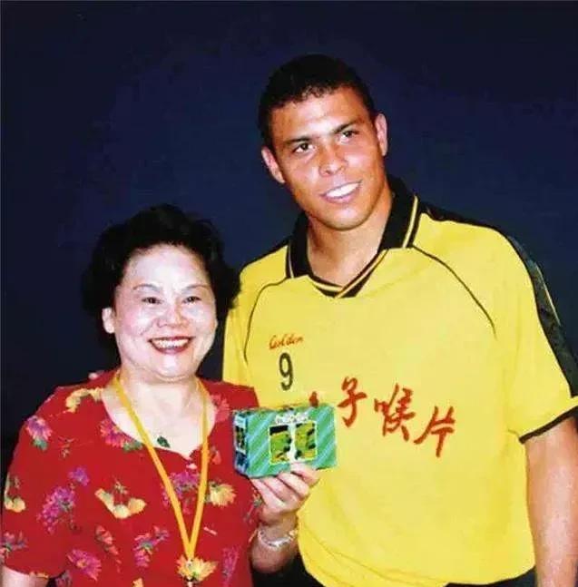 2003年，罗纳尔多来到中国，一个富婆对他说：“只要你陪我吃顿饭，我就给你30万