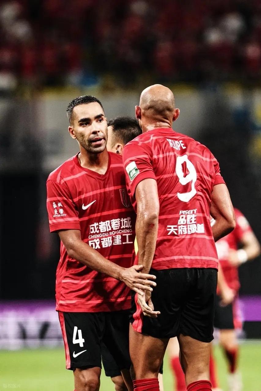 德尔加多明年何去何从？昨天亚冠赛场上德尔加多被换上又被换下可见徐正源对其忍