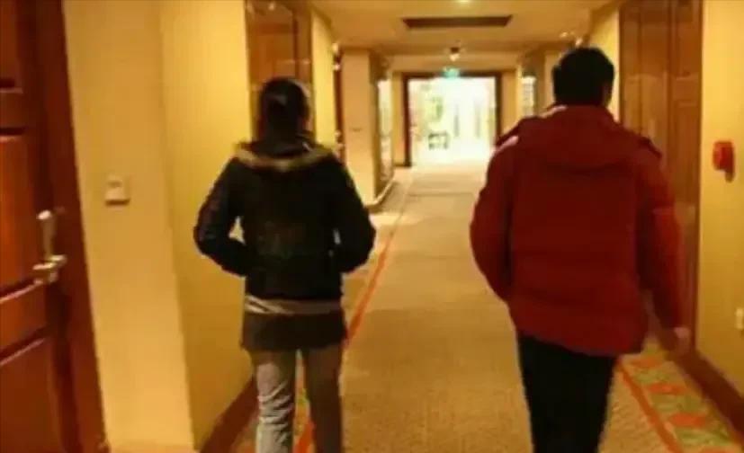 内蒙古呼和浩特，女子跟有着30年交情的男同学出去旅游，在宾馆里，男同学搂抱并