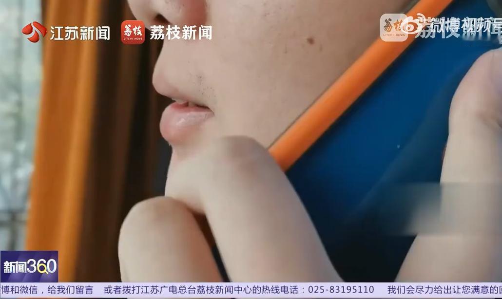 江苏出租车司机老李发现好友兼上班搭子老陈失联、电话消息均无回应，且其出租车一直停