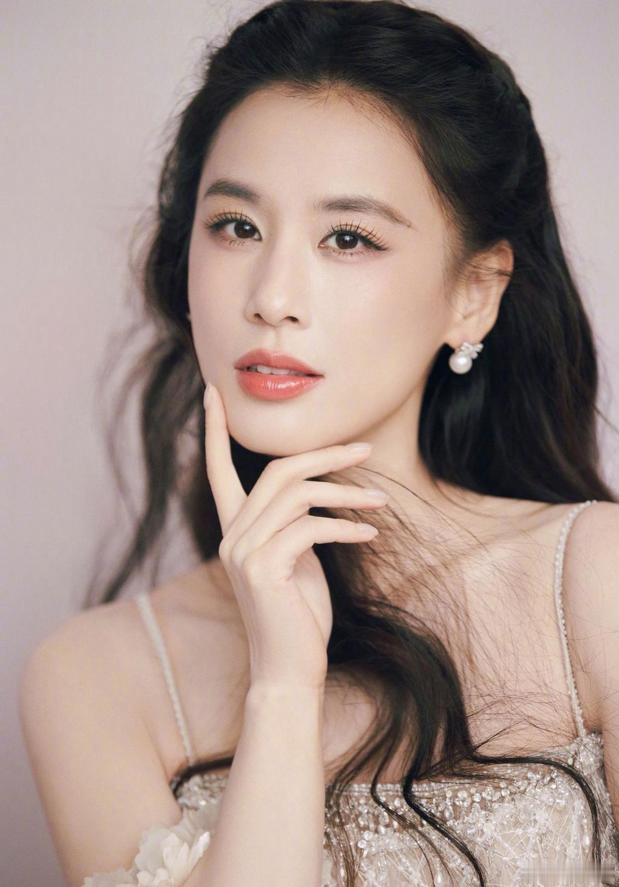 1.黄圣依真的是情绪非常稳定，他跟前夫没离婚的时候，夫妻出去参加饭局，前夫对着她