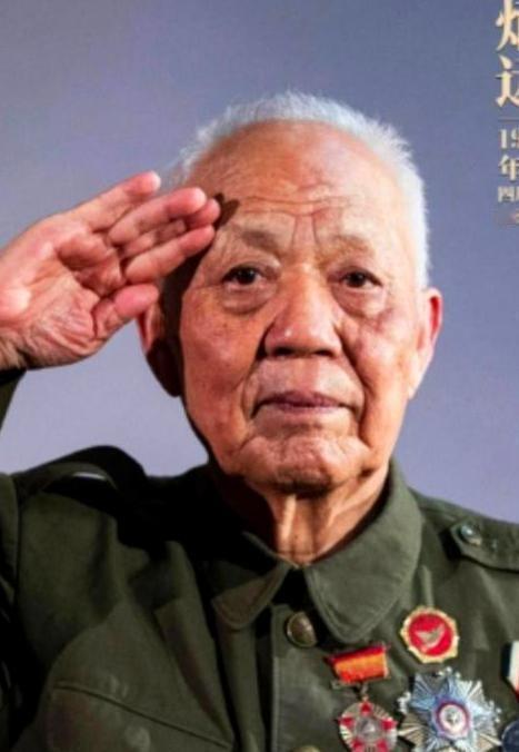 1952年朝鲜战场，一位初上战场的志愿军新兵，在与敌军交火时杀得血气翻涌，竟独自