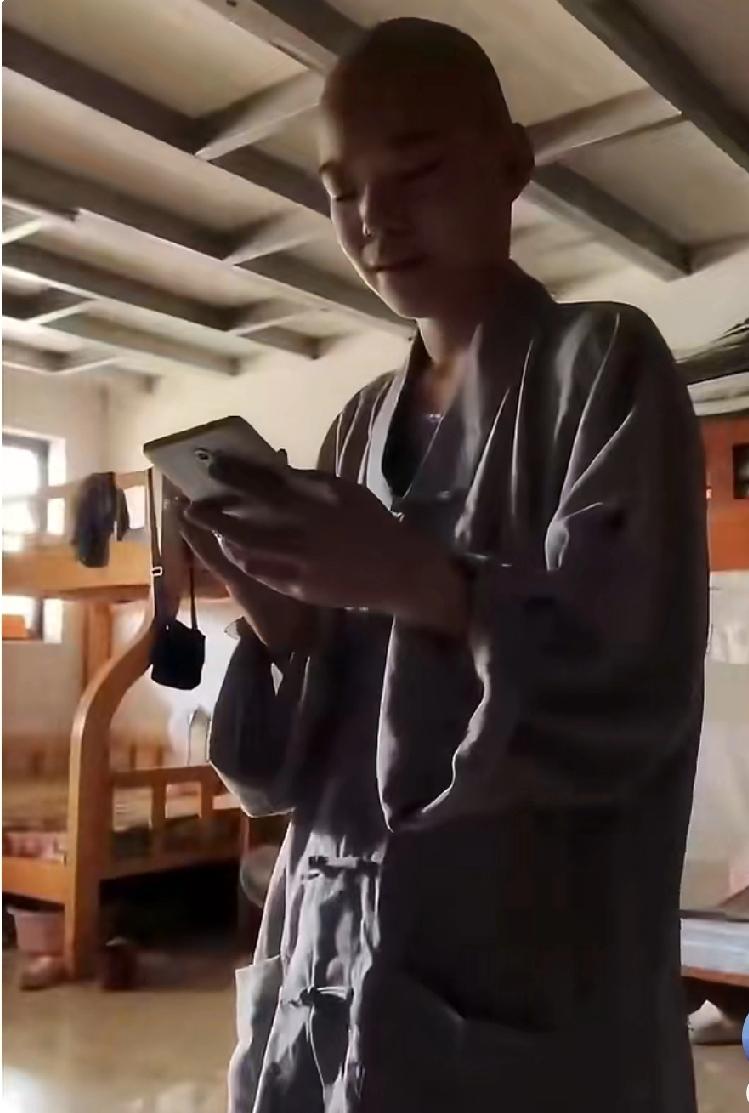 女子实拍已经出家两年的女儿，并表示：寺院里面要求清净，不许带手机，我们也很少联系