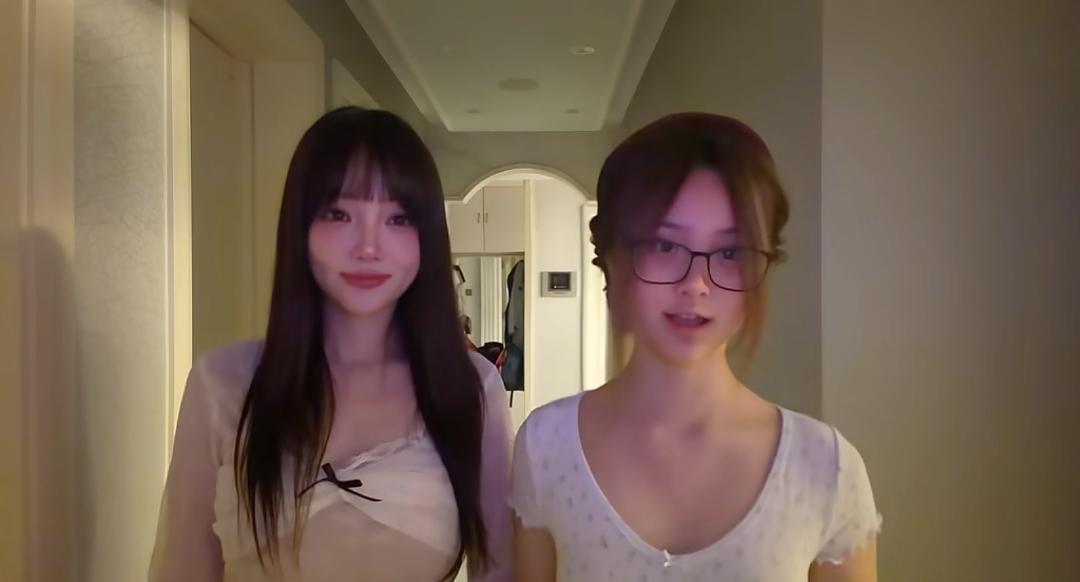 这居然是甜馨？当年那个在《爸爸回来了》里喊着“我们白着呢”、抠脚挖鼻孔的小