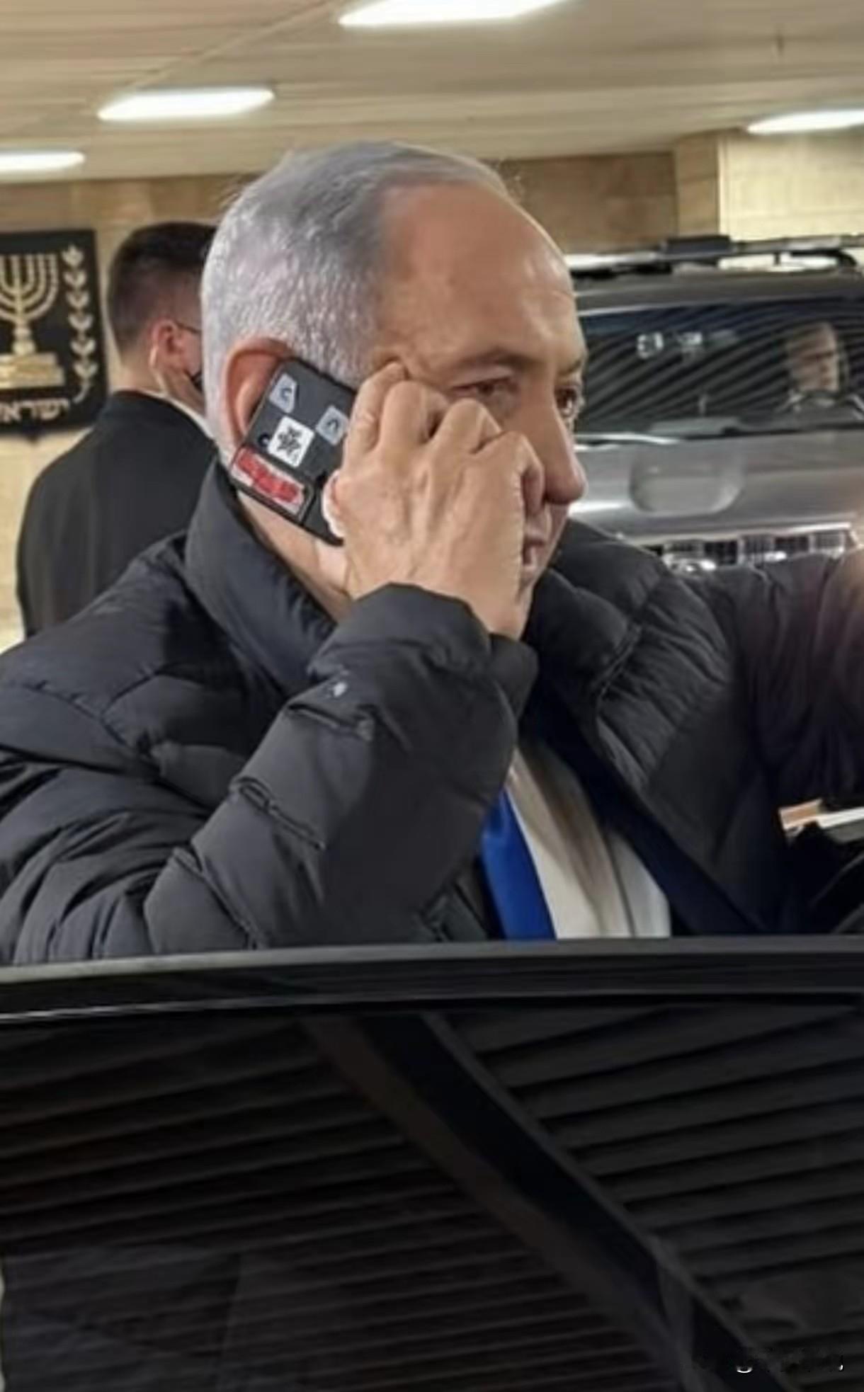 内塔尼亚胡不相信三星内塔尼亚胡一张用手机打电话的照片非常有意思，内塔尼亚胡用红