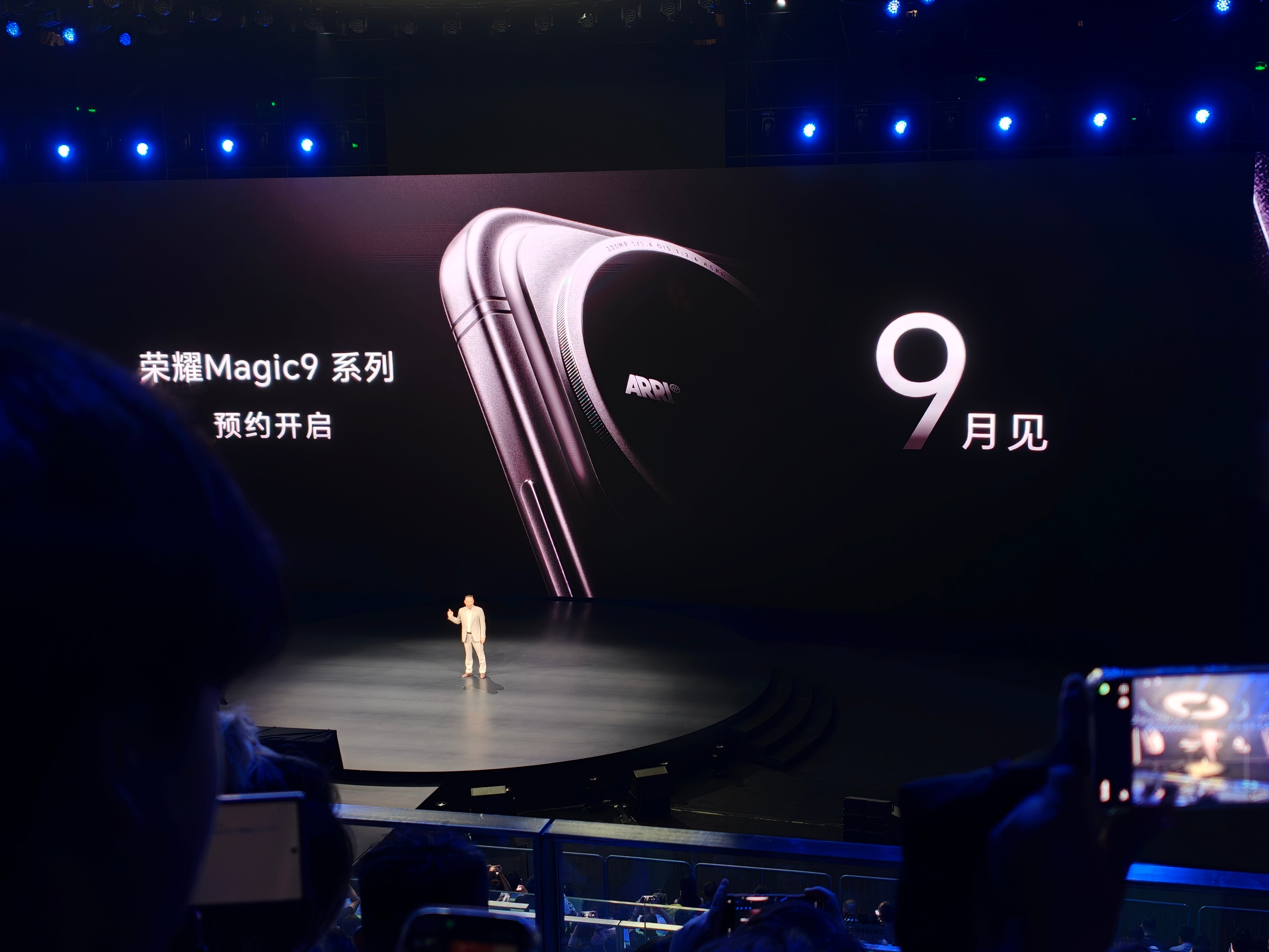 #差评在现场#荣耀RobotPhone起售价9999元，顶配也才1