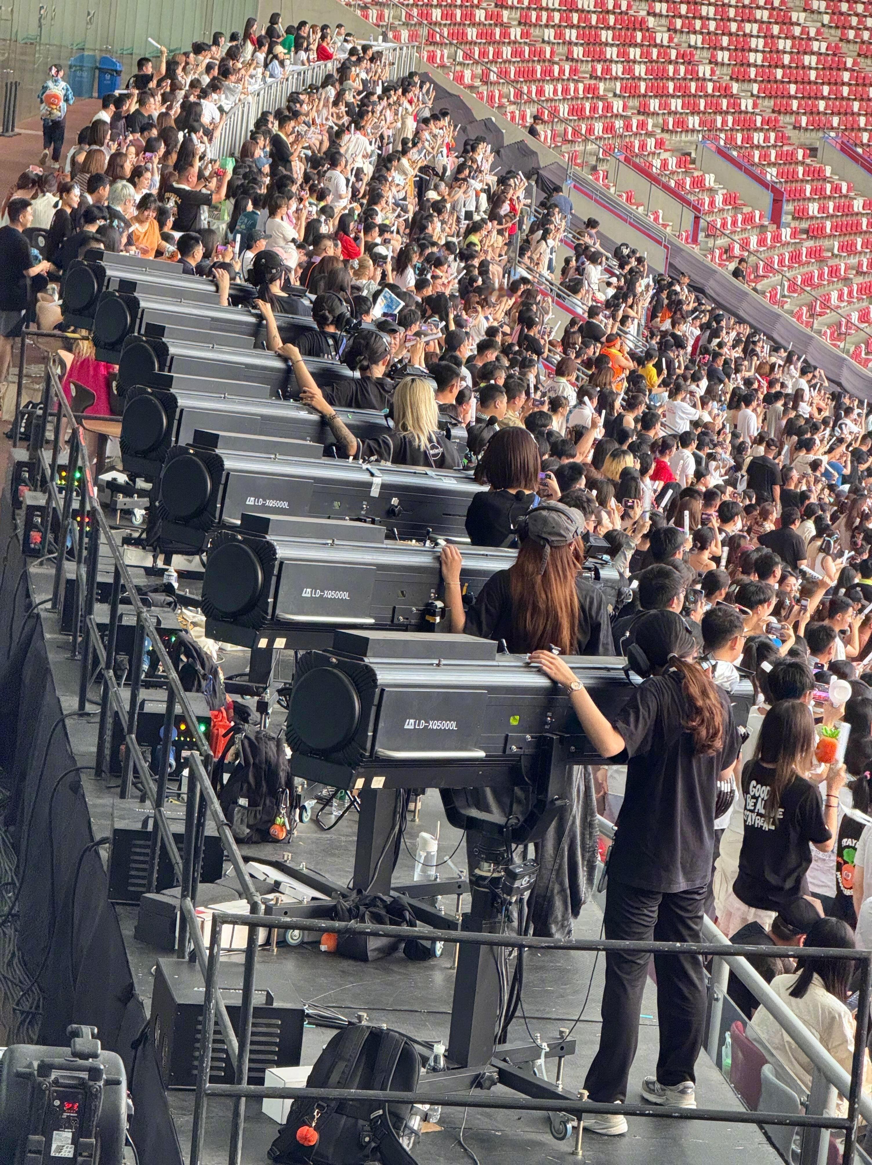 五月天演唱会上的女追光师们！好飒！！🤩​​​