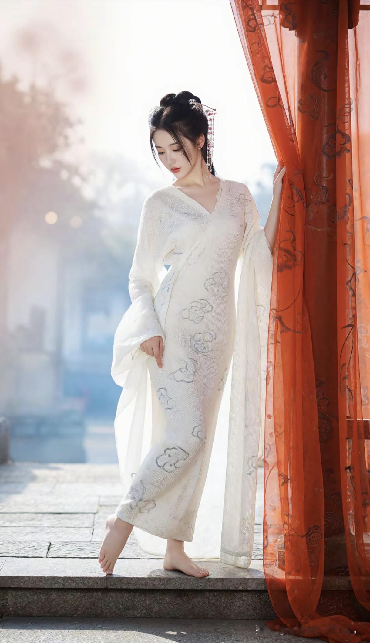 一袭白衣，轻纱飘逸，笑看红尘”🌸💃🏻古典女性美淡雅古装照古典温婉美人