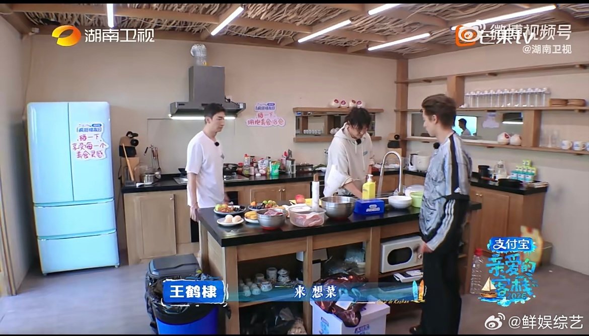 桃花坞三傻把日子过好比啥都重要从桃花坞到客栈，三兄弟依旧默契满分，一起下厨备菜，