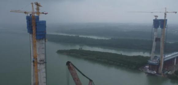 洪马奈认为，运河和高铁等大型基建，并不是国家发展的关键，他表示柬埔寨如果调整，对