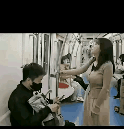 笑到劈叉！地铁里这一幕也太社死了吧！女孩戴的假乳被车厢晃动晃掉，对面小伙子