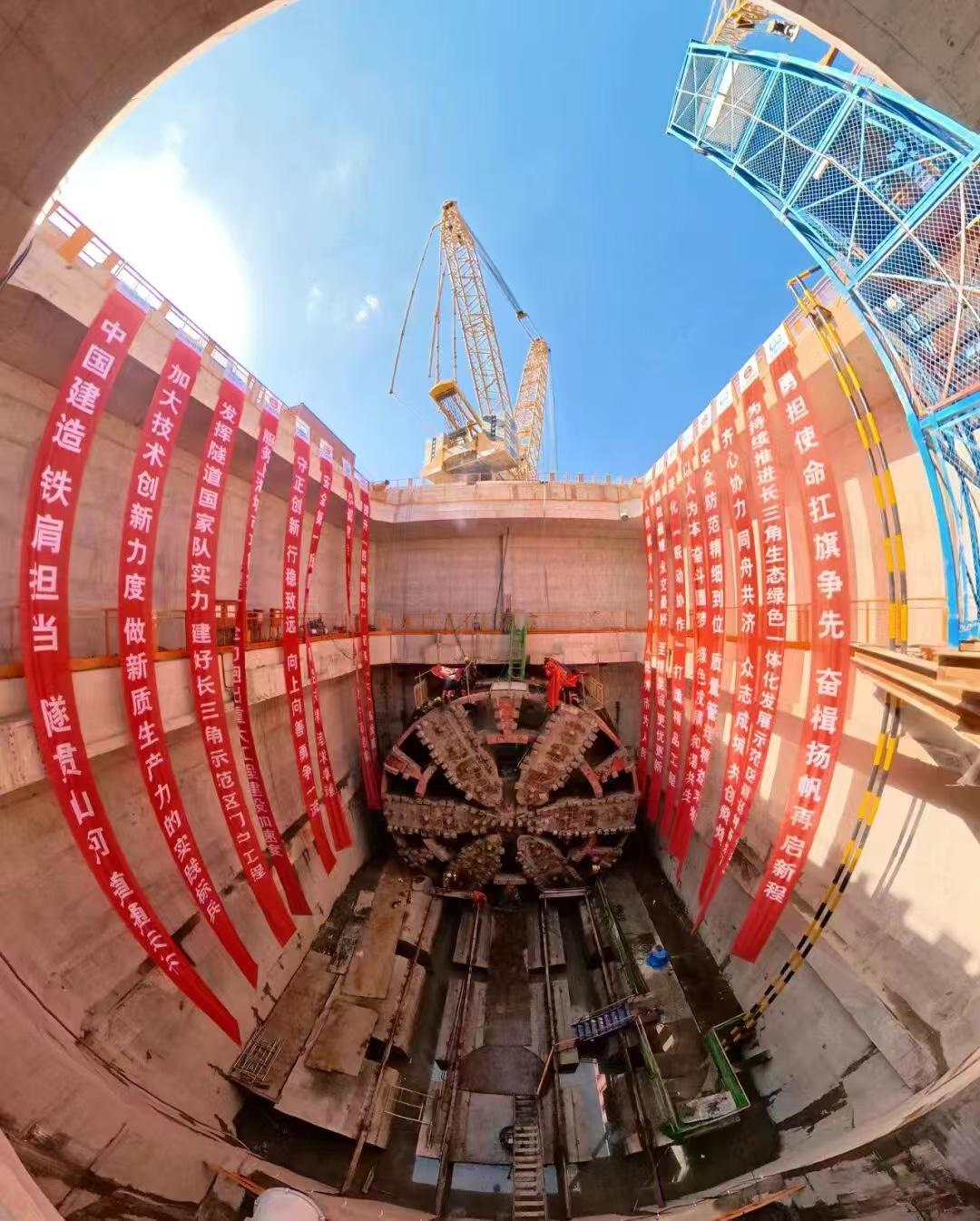 当年苏联人说上海这软土根本无法做地铁。后来是德国人带着盾构机和全套地铁技术帮助上