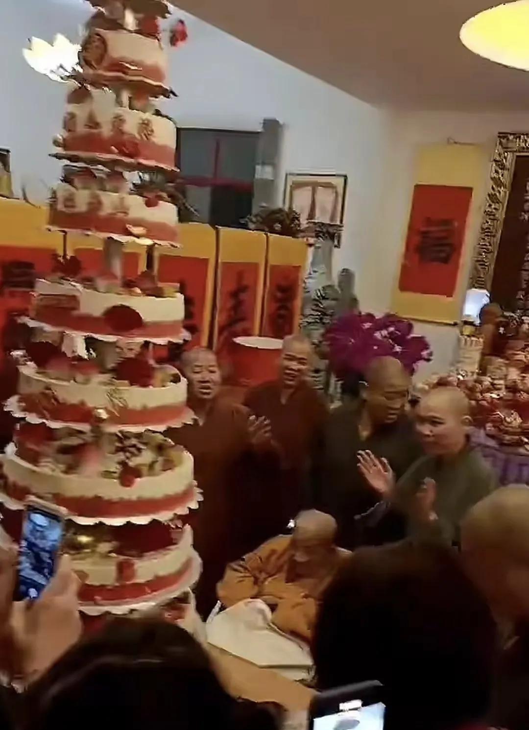 所以说出家人也是讲人情世故的，印空长老106岁生日的时候就有人准备了十层蛋糕为她