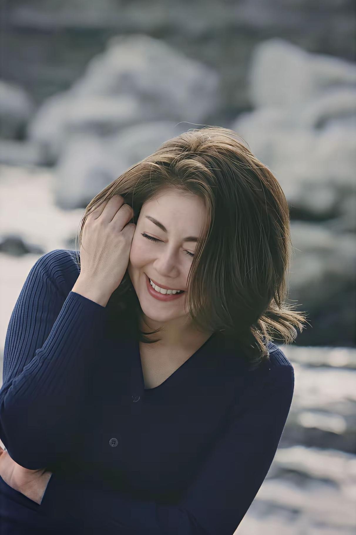 笑语盈盈暗香来，似曾相识燕归来。成熟的美，就是那么的迷人。一个女人的外貌重要吗