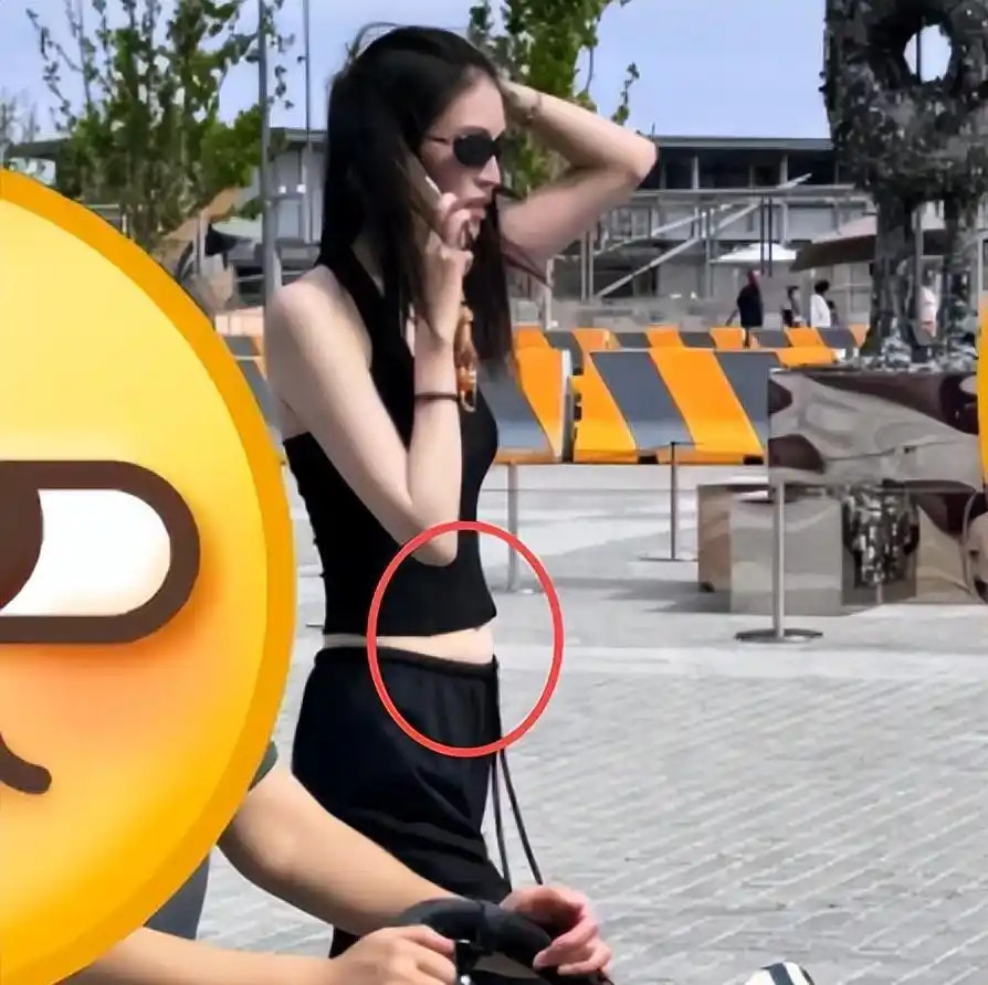 何穗带着孩子去阿那亚游玩，无修照片里皮肤白皙细腻，儿子坐在推车中悠闲地翘着小腿