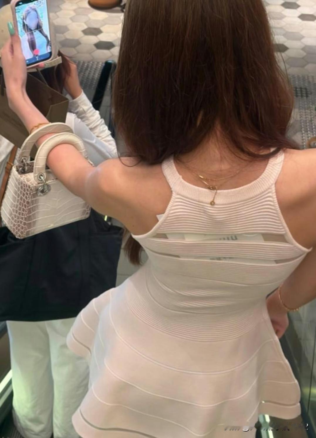 尖沙咀女生裙背露出大吊牌，网民举报到商家内地电商平台淘宝的「7天无理由退换」，