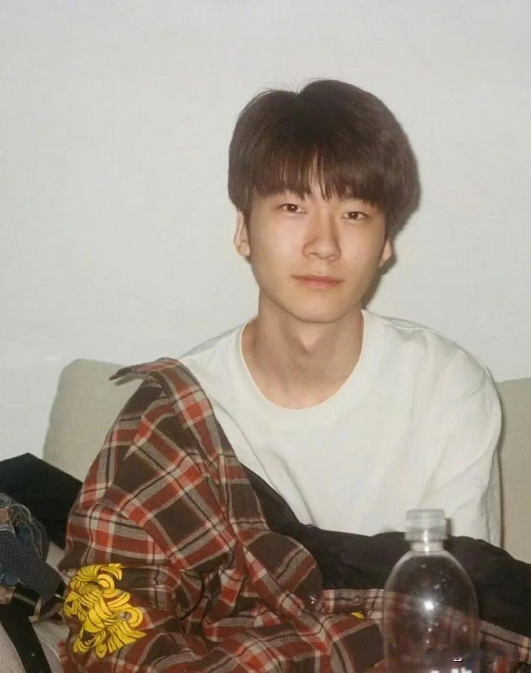 张亮的儿子天天晒照，庆祝自己的十八岁生日，并用英文：18I'mstillg