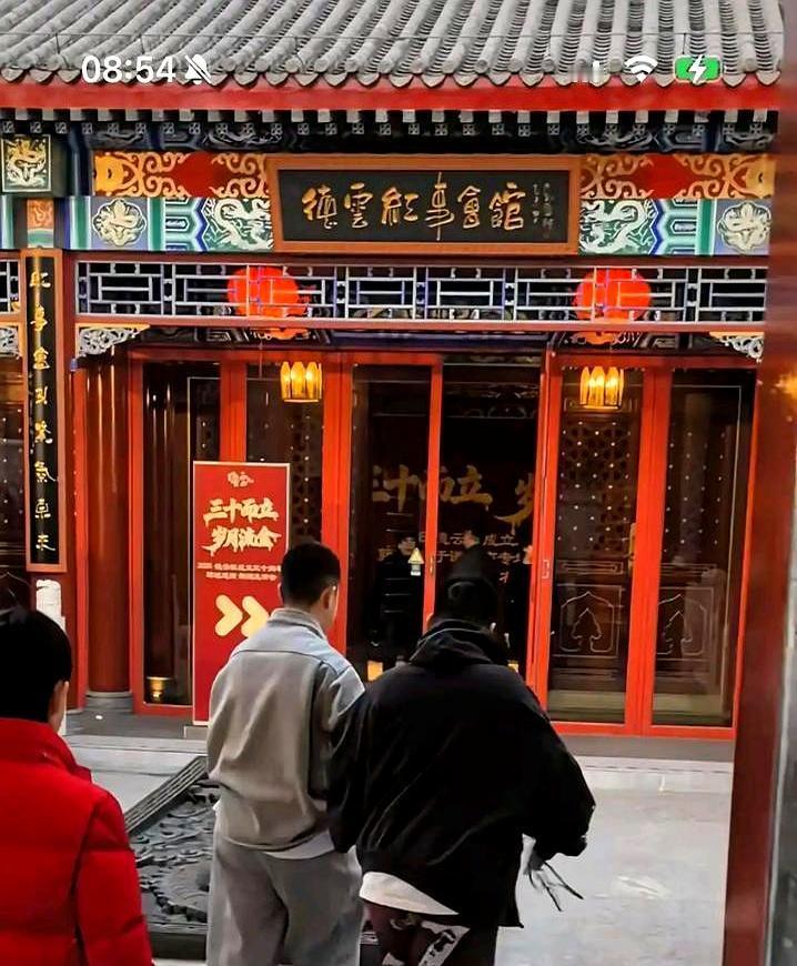 11岁，170斤，走路要让人搀着。在陶阳婚礼的台阶前，他每迈一步都显得吃力