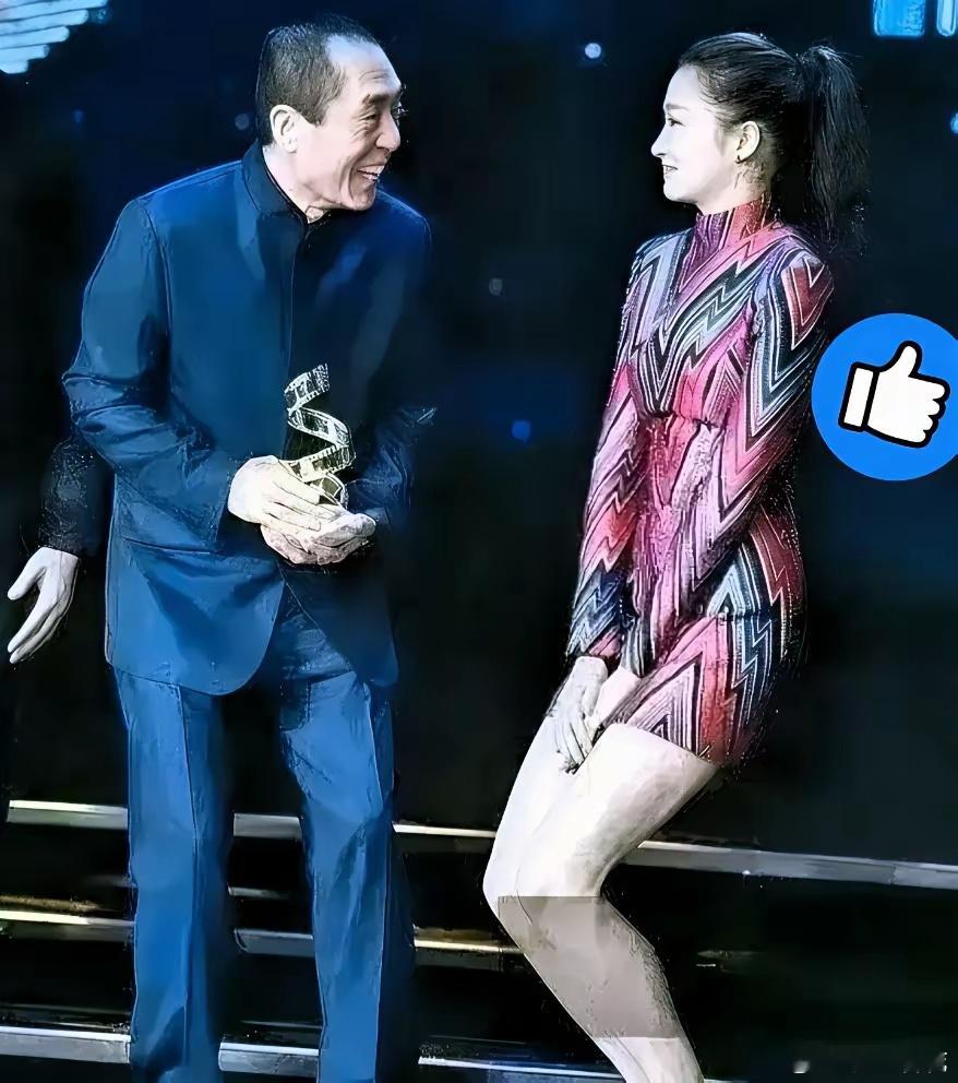 一次颁奖晚会上，张艺谋走向关晓彤时，只见她双膝往下蹲。张艺谋一头雾水地问：“孩子