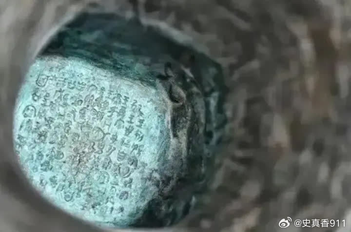 一次，一名韩国人在中国参观镇国之宝:何尊，当听到讲解员介绍国宝背后的故事后，吃惊