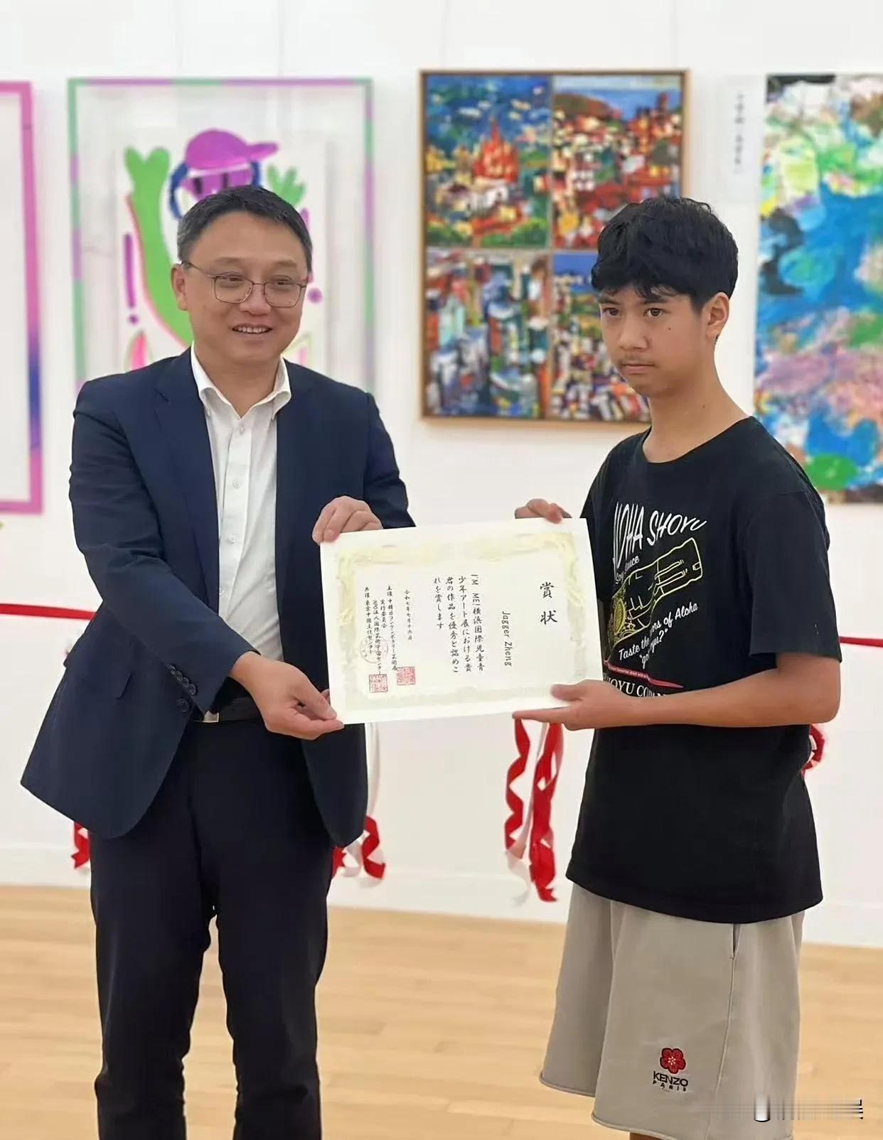 还得是亲妈啊！昨日，刘芸和郑钧的儿子因为画作在东京画展上上了热搜，没想到上热搜
