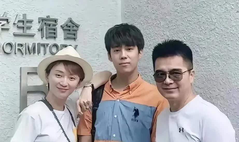 许亚军，何晴的儿子与继母一同合照，画面极为温馨。儿子高大帅气，五官酷似妈妈何晴，