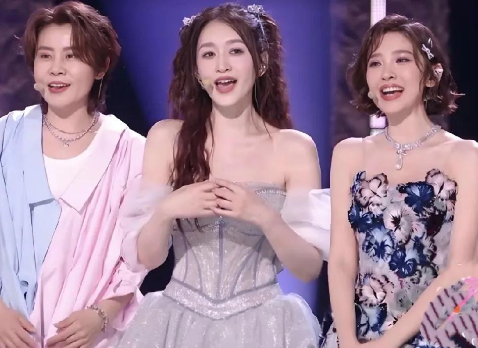 我们误会李小冉这全糖组了吧。我看了她们训练室的排练，《心愿便利贴》有改编过唱法