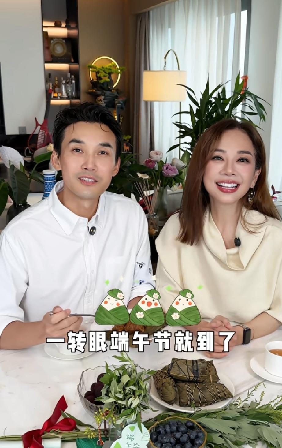 55岁的陈松伶和她老公张铎一起过端午，评论区网友都是在夸陈松伶瘦了好多，状态都有