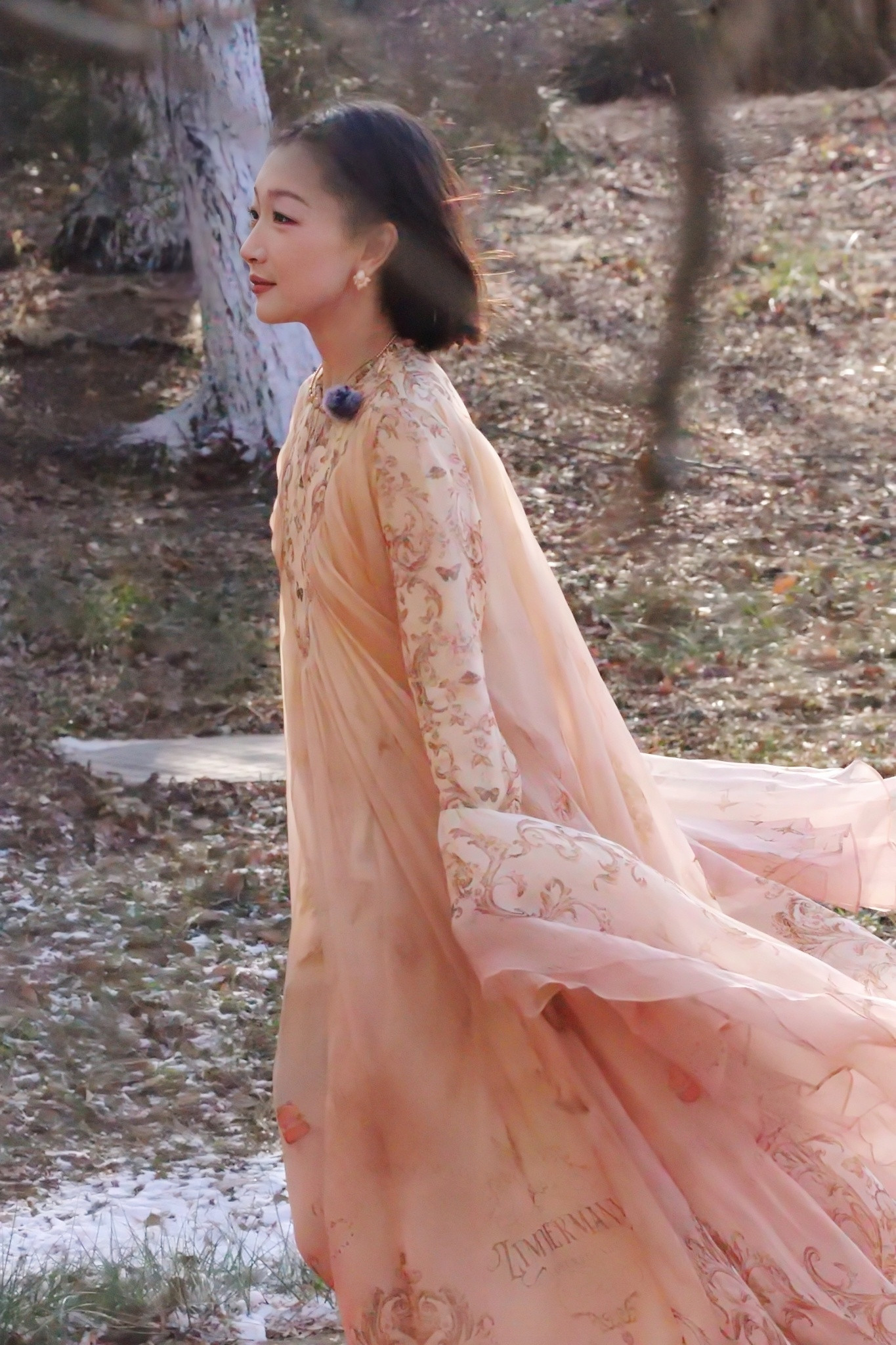 周冬雨剪回短发了短发雨上线！等了好久周冬雨终于剪回短发了！！周冬雨的短发真的是内